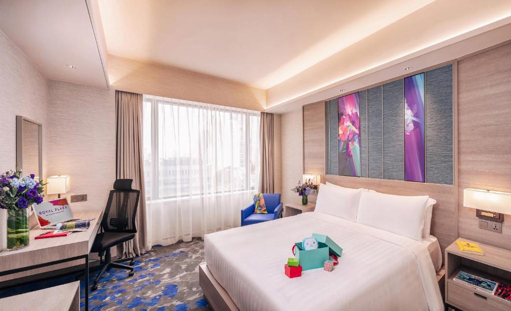 Giường trong phòng chung tại Royal Plaza on Scotts