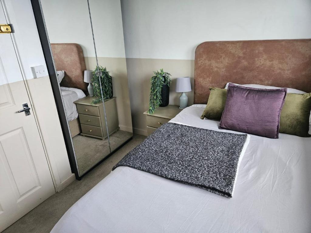 Ένα ή περισσότερα κρεβάτια σε δωμάτιο στο 1 Double Bedroom-Shared House-Stonehouse-Stroud-Room 5