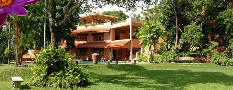 una casa grande en medio de un parque en Spring Of Life Ayurveda Resort, en Nikawatawana