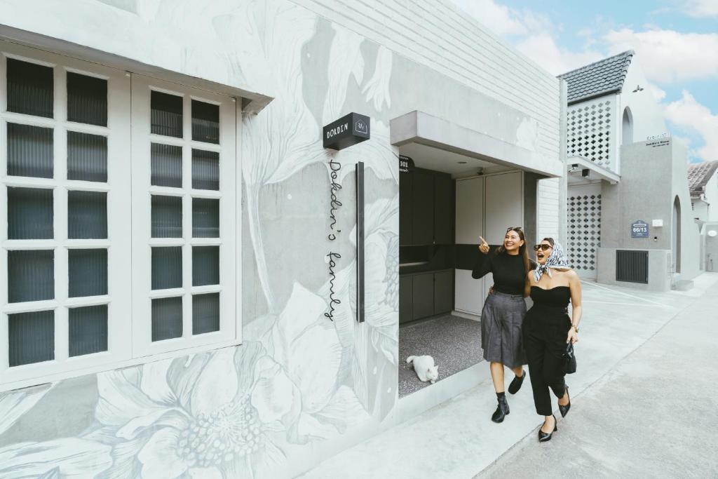 パトンビーチにあるDokdin's Familyの2人の女性が建物の外に立っている
