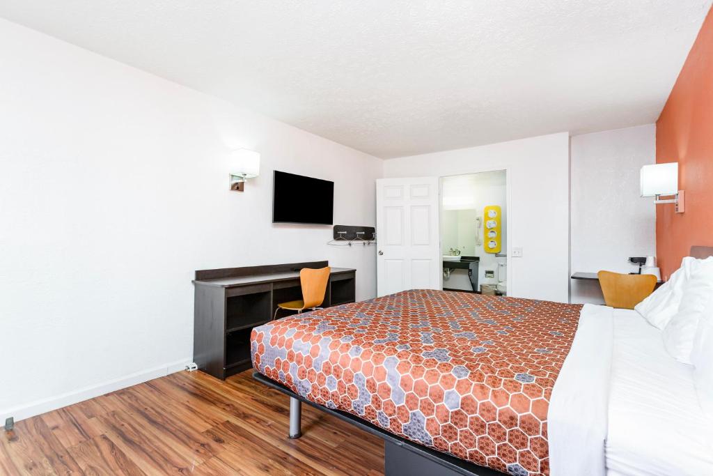 Relax Inn by OYO Columbus OH I 70 - Cama King Accesible Para No Fumadores