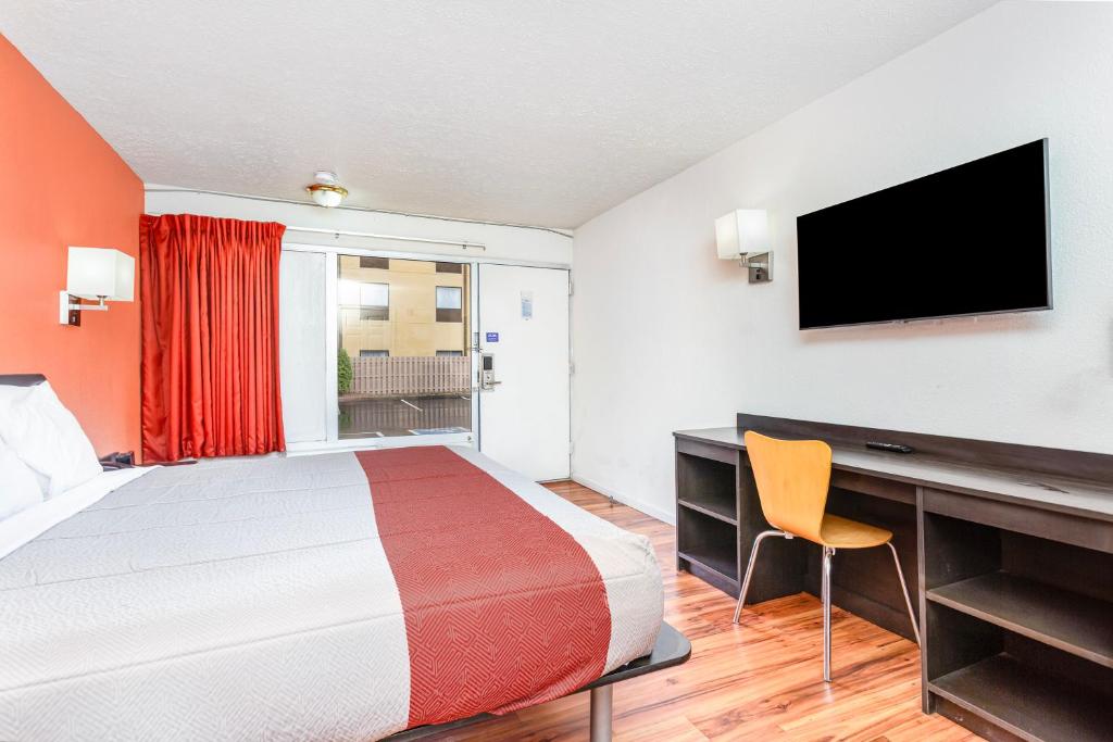 Relax Inn by OYO Columbus OH I 70 - Cama King Accesible Para Fumadores