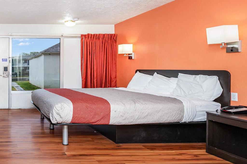 Relax Inn by OYO Columbus OH I 70 - Roken Kingsize Bed Met Bubbelbad
