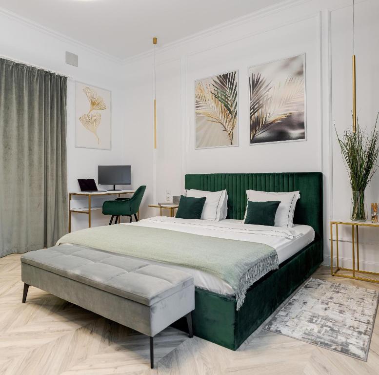 - une chambre avec un lit vert et un bureau dans l'établissement Villa for rent with Garden - High Ceilings Bucharest Free Park, à Bucarest