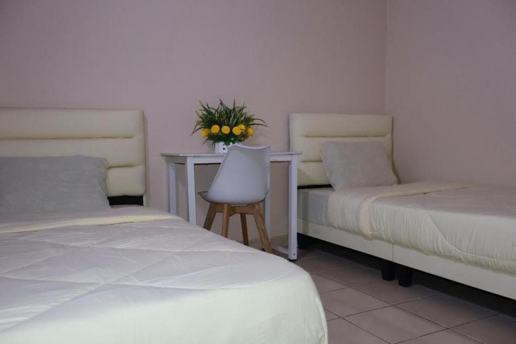 En eller flere senge i et værelse på AFEL Homestay