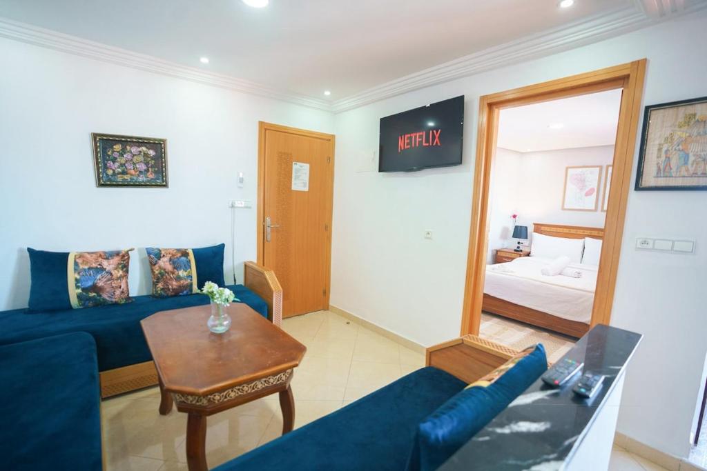 sala de estar con sofá azul y espejo en Ocean Vibes Sea View and Fast Wi-Fi, en Tánger