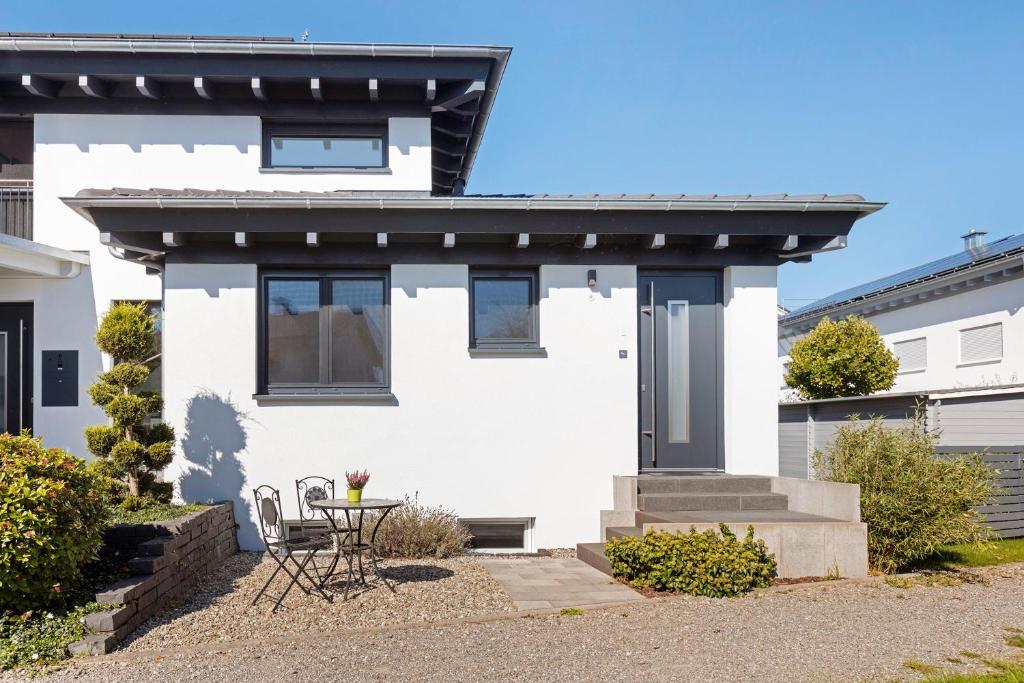 una casa bianca con il tetto nero di Casa Verde - Moos a Moos