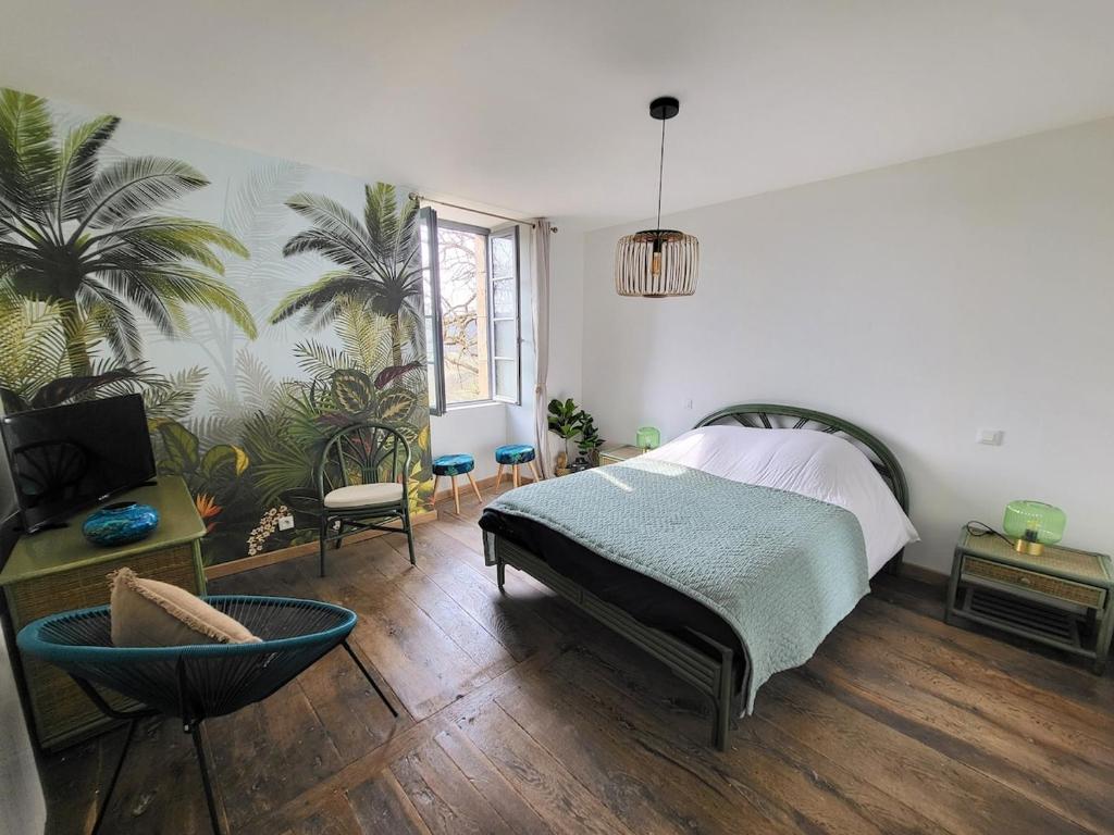a bedroom with a bed and a table and a chair at Maison Cordaise 6 personnes in Cordes-sur-Ciel