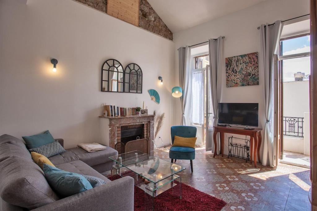 un salon avec un canapé et une cheminée dans l'établissement Villa Sandrine, à Calvi