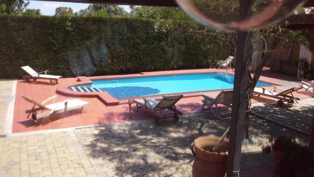 basen z 2 krzesłami i stołem w obiekcie Miltiadis Farm w mieście Leukada (miasto)