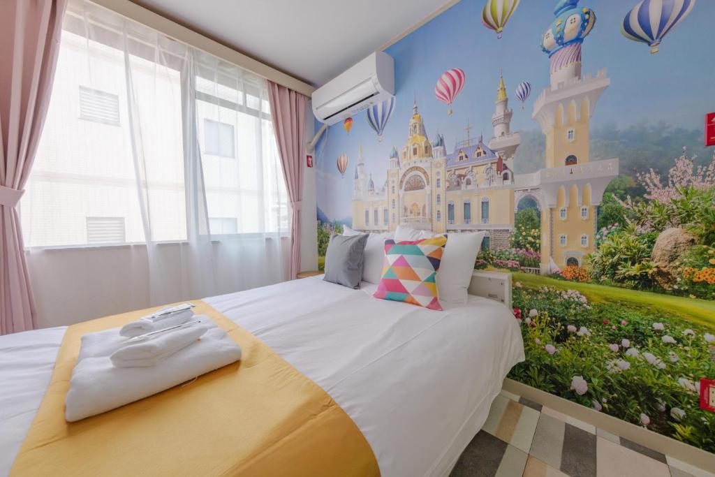 een slaapkamer met een muurschildering van het kasteel bij TDR車9分 3BR 5Bed 夢の続きを楽しめる宿 -TAMU-LAND Kasai- in Tokyo
