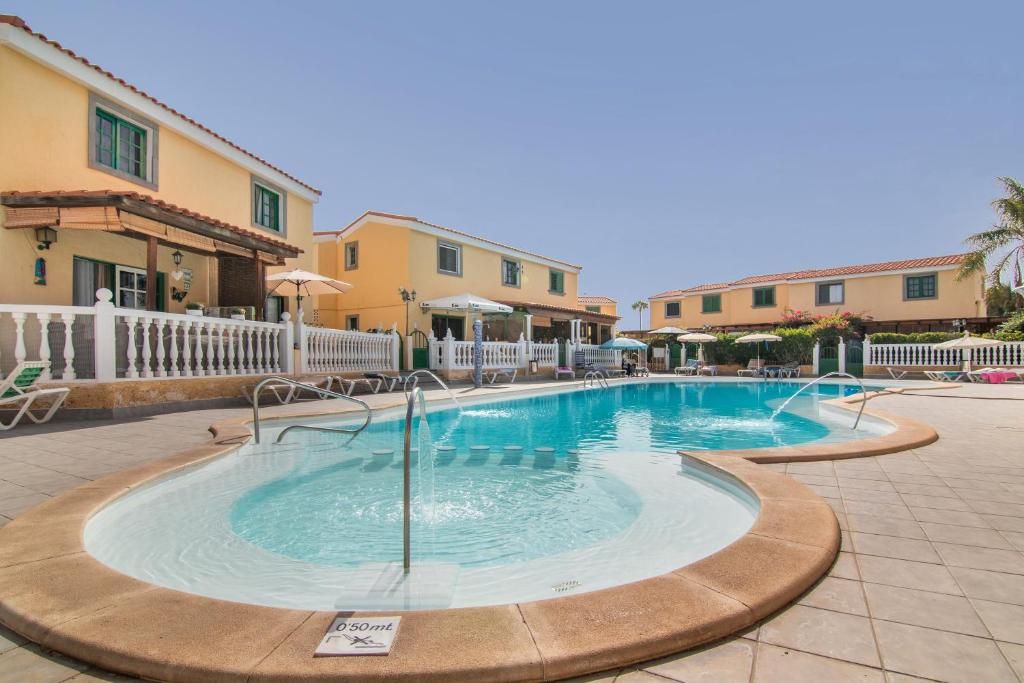 una gran piscina en medio de un patio en Bungalow Parrales 2, en Maspalomas