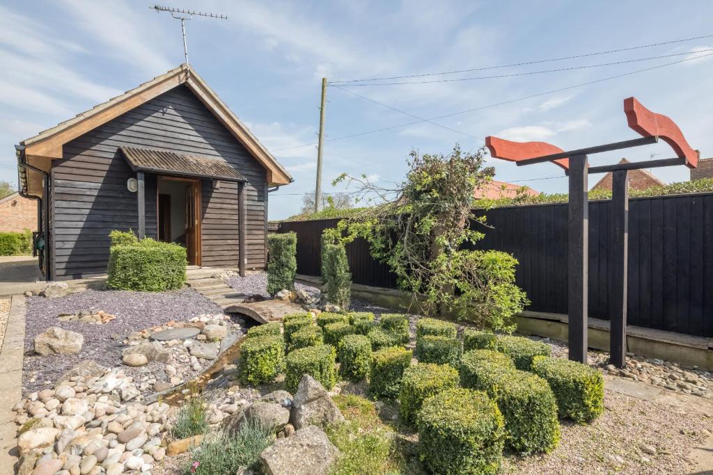 a garden in front of a small house at Kenilworth Garden Accomodation in Wisbech