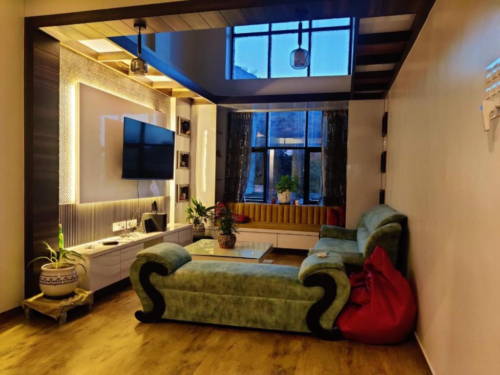 Μια τηλεόραση ή/και κέντρο ψυχαγωγίας στο Hillside Penthouse with Panoramic Views