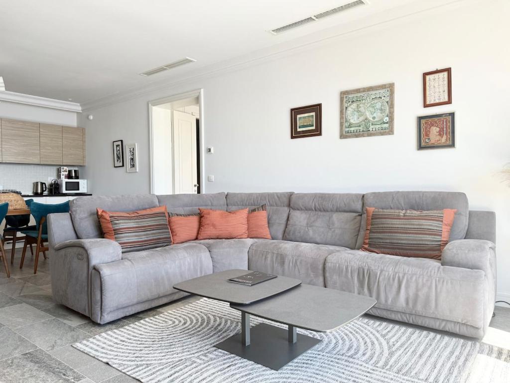 Posezení v ubytování First Line Three Bedroom Apartment - Lustica Bay