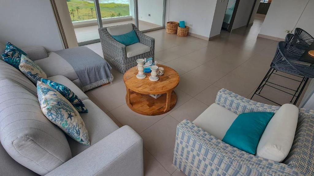 a living room with two couches and a coffee table at Apartamento moderno con vista al mar en Pozos Colorados in Santa Marta