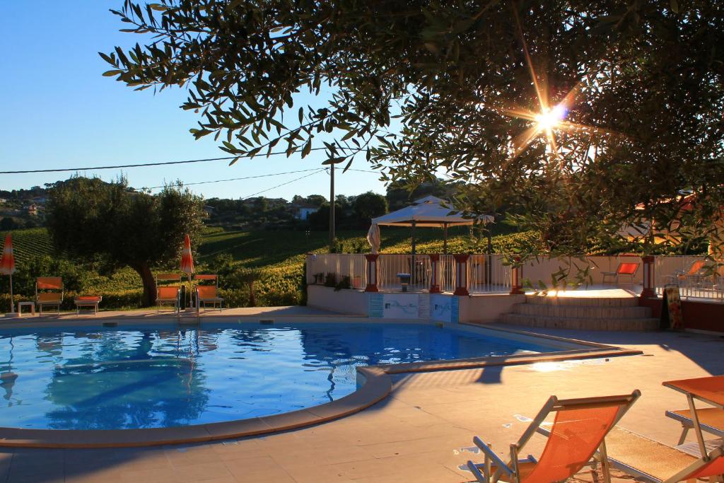 Bazén v ubytování Il Parco Sul Mare Resort & SPA nebo v jeho okolí