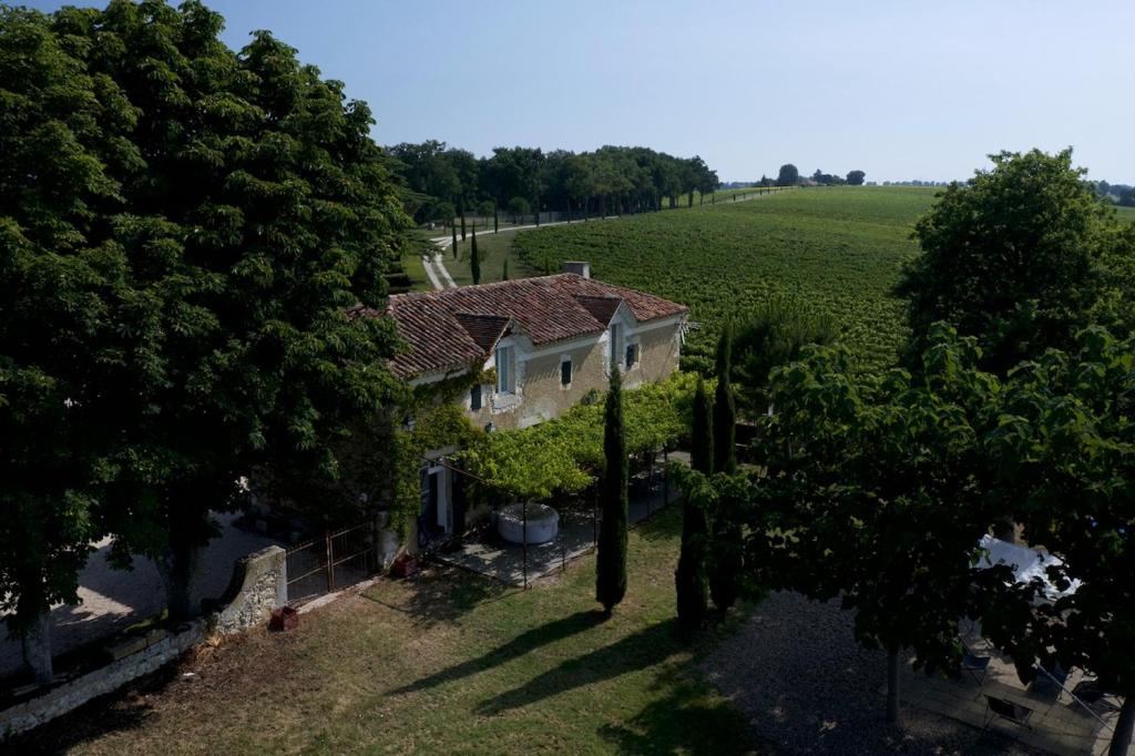 an aerial view of a house in the middle of a field at La Maison du Vignoble piscine, tennis, Wallbox in Lectoure