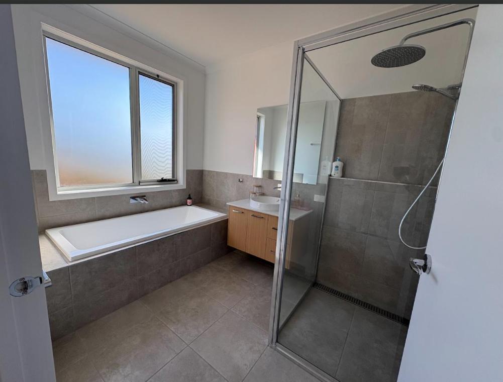 łazienka z prysznicem, wanną i umywalką w obiekcie Brand New 4 bedroom home, beach escape w mieście Warrnambool