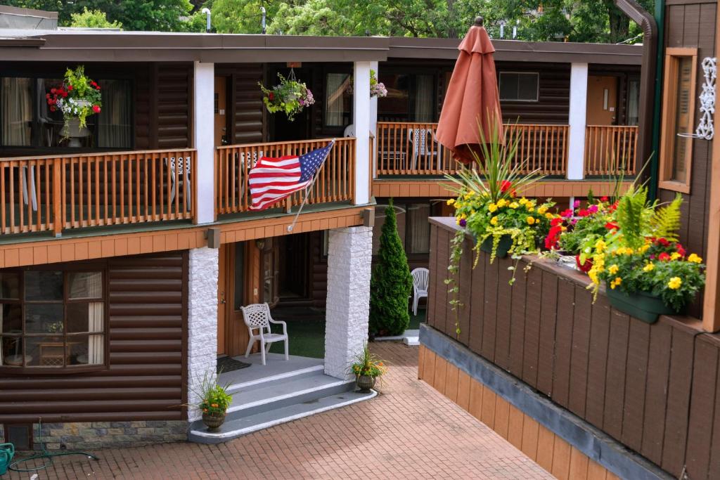 Balkón nebo terasa v ubytování Lake Crest Inn