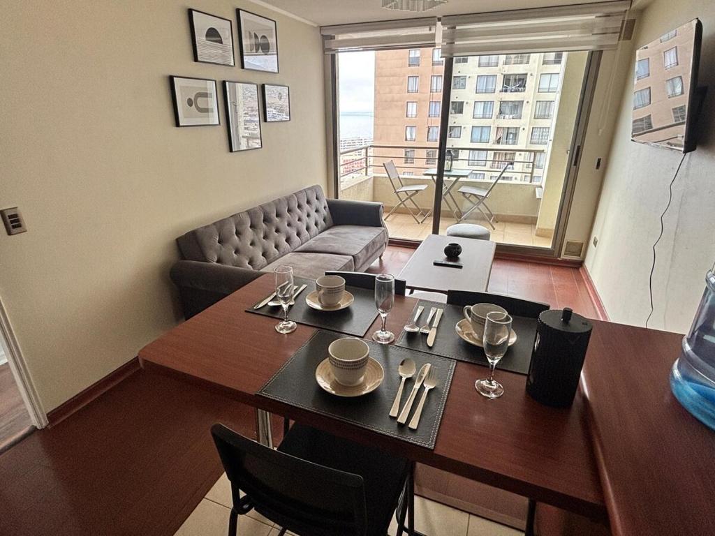 a dining room with a table and a couch at Experiencia Terramar-1hab-1Bañó-1estac in Antofagasta