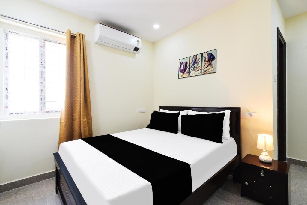 Postel nebo postele na pokoji v ubytování Hotel O Tripura Grand (Near Nexus Mall)