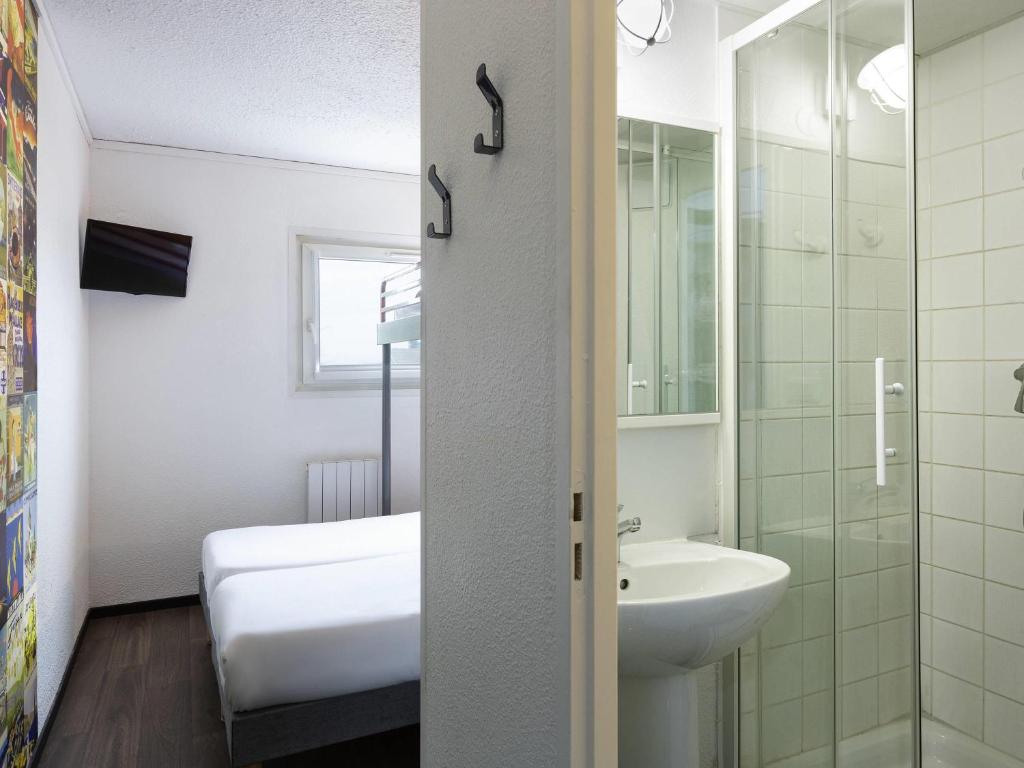 
Twin Room with Bathroom
