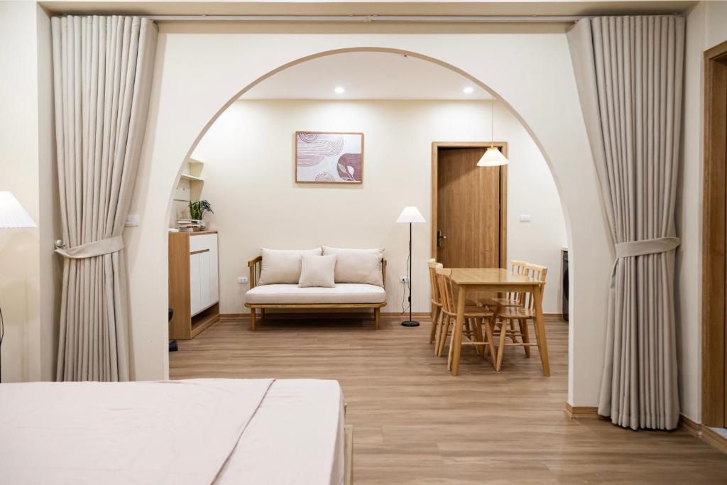 Postel nebo postele na pokoji v ubytování Fully Equipped 2BR, 2BA Apartment in Central Hanoi