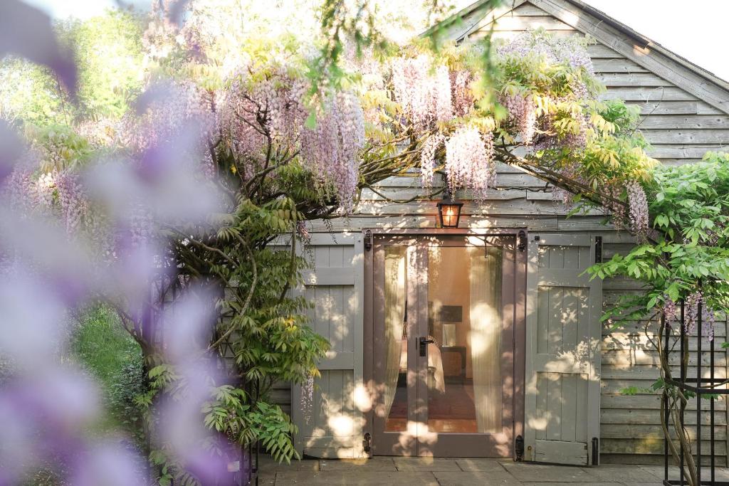 Un jardín fuera de Wisteria Lodge - Stylish Countryside Lodge on 25-Acre Estate