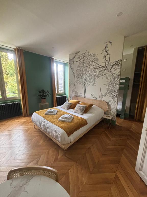 una camera da letto con un letto grande in una stanza di La Parenthèse Fléchoise, Chambre Armand a La Flèche