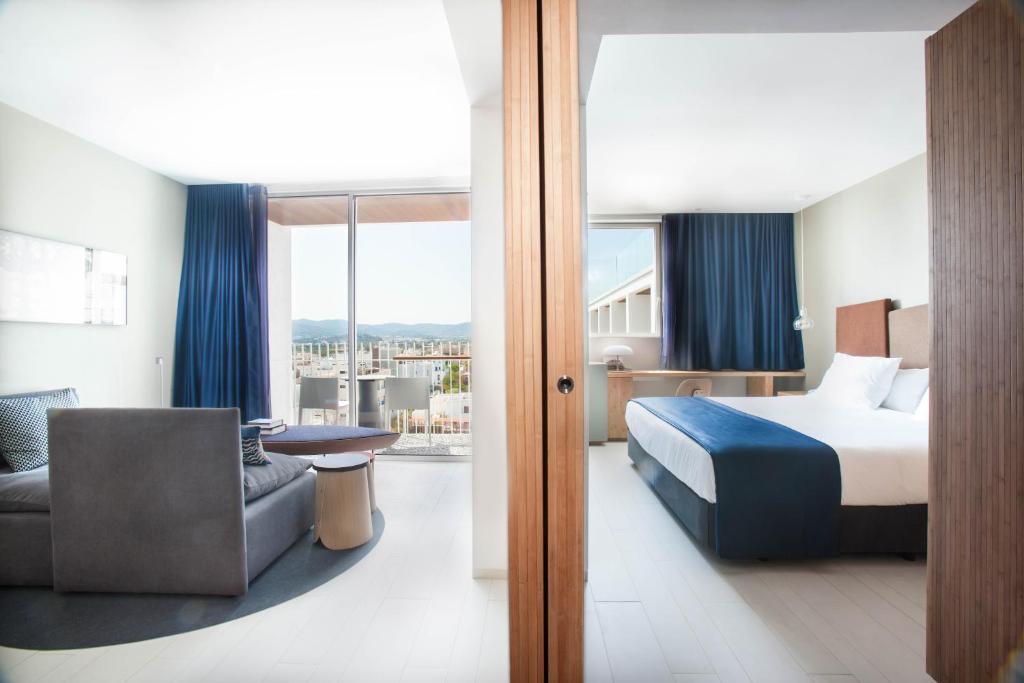 een hotelkamer met een bed en een stoel bij Ocean Drive Talamanca in Talamanca