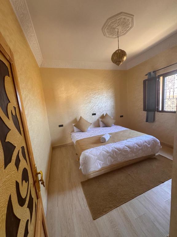 Un dormitorio con una cama en la esquina de una habitación. en Sinbad Hostel, en Merzouga