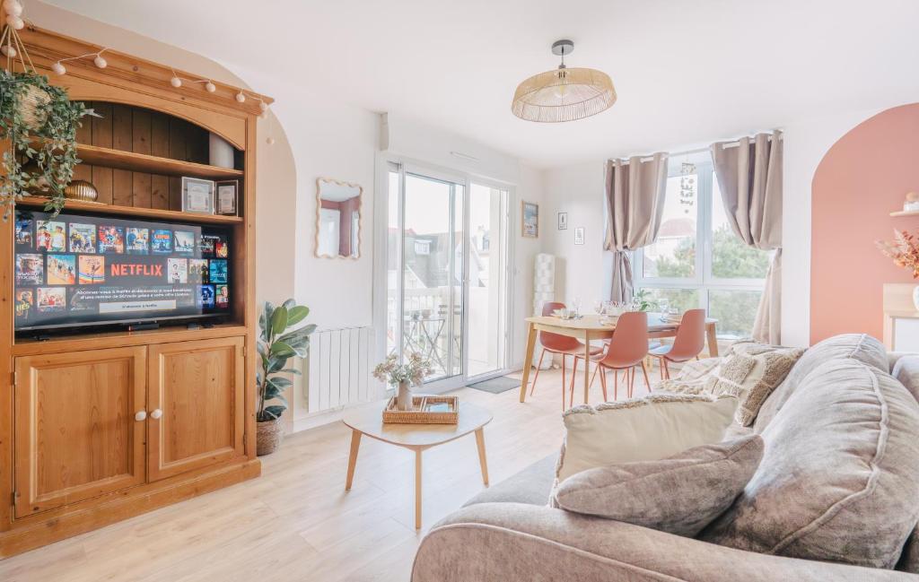 a living room with a couch and a table at Rose Mer, Appartement à 20 mètres de la mer avec parking privé et balcon, Animal accepté in Wimereux
