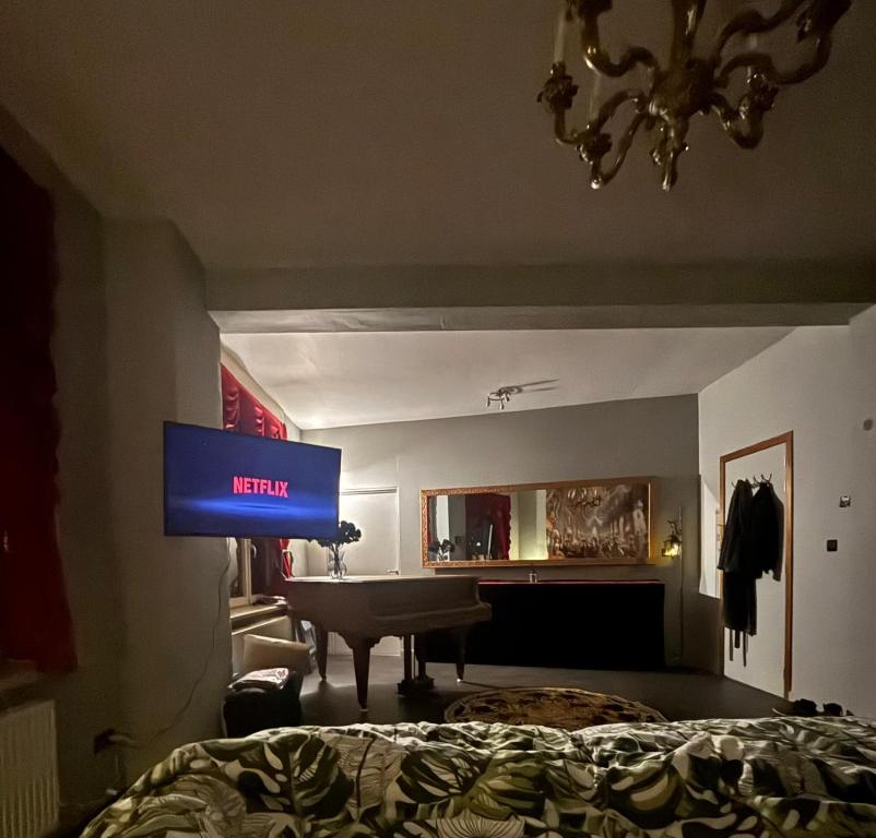 Un dormitorio con una cama y una bañera en una habitación. en Masquerade Suite, en Brujas