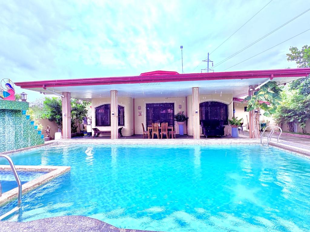 Piscina de la sau aproape de Villa de Flynn Private Resort