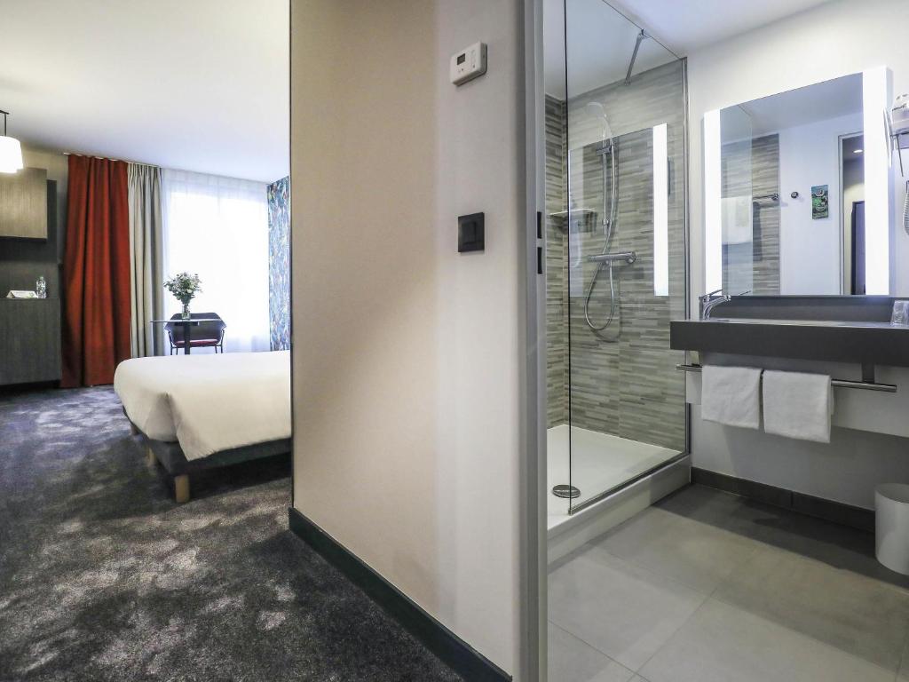 ibis Styles Puteaux Paris La Defense - Family Room With Sofa