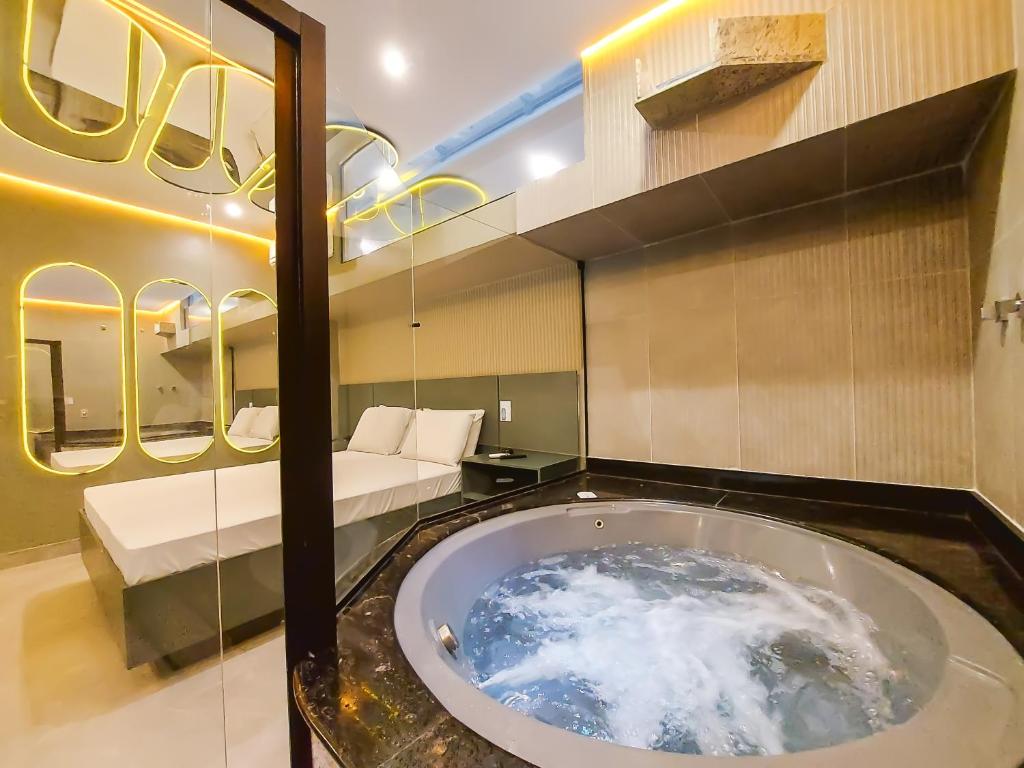 a room with a tub in the middle of a room at Motel Gaia Radial Leste in Sao Paulo