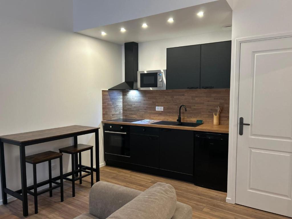 Køkken eller tekøkken på Cozy room apartment Nîmes Centre Coupole Arènes