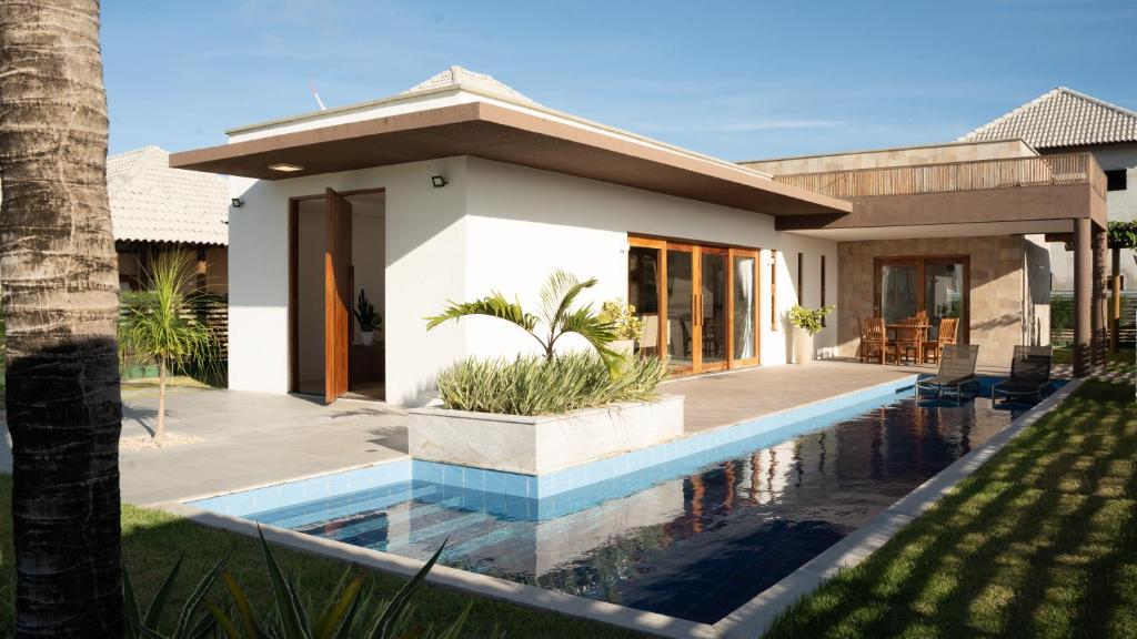 a house with a swimming pool in front of it at Villa Moderna in Trairi