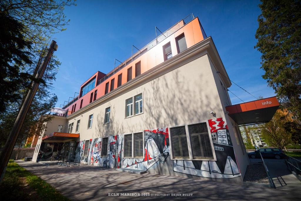 um edifício com graffiti ao lado em Hostel Pekarna em Maribor