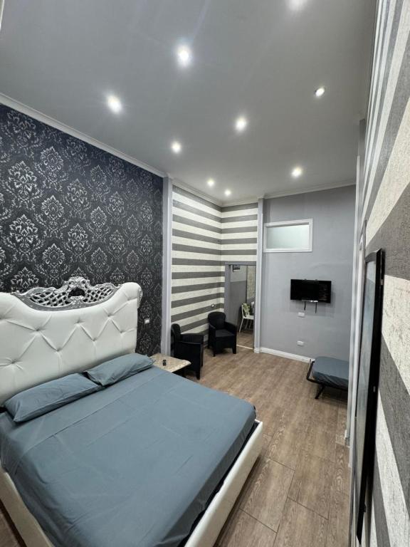 Un dormitorio con una cama y una sala de estar. en Partenope home, en Nápoles