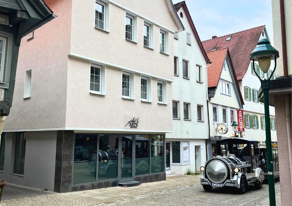 an old car parked in front of a building at Holiday & Stay, Blautopf Apartments in Blaubeuren