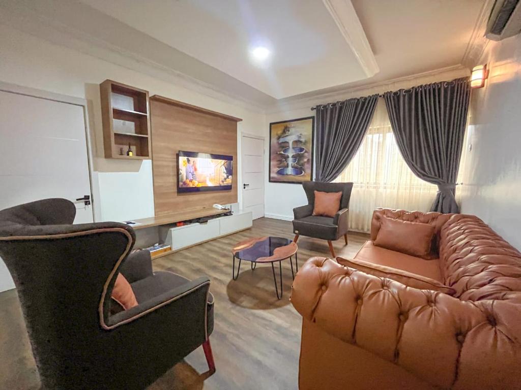 una sala de estar con un sofá y dos sillas en nissi apartment, en Aso