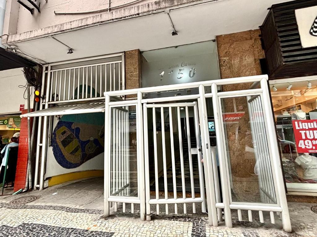 un negozio con un cancello di fronte a un edificio di Edifício Dom Carlos a Rio de Janeiro