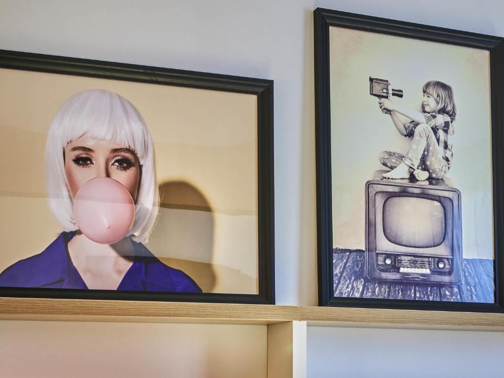 TV a/nebo společenská místnost v ubytování Ibis Styles Paris Gennevilliers