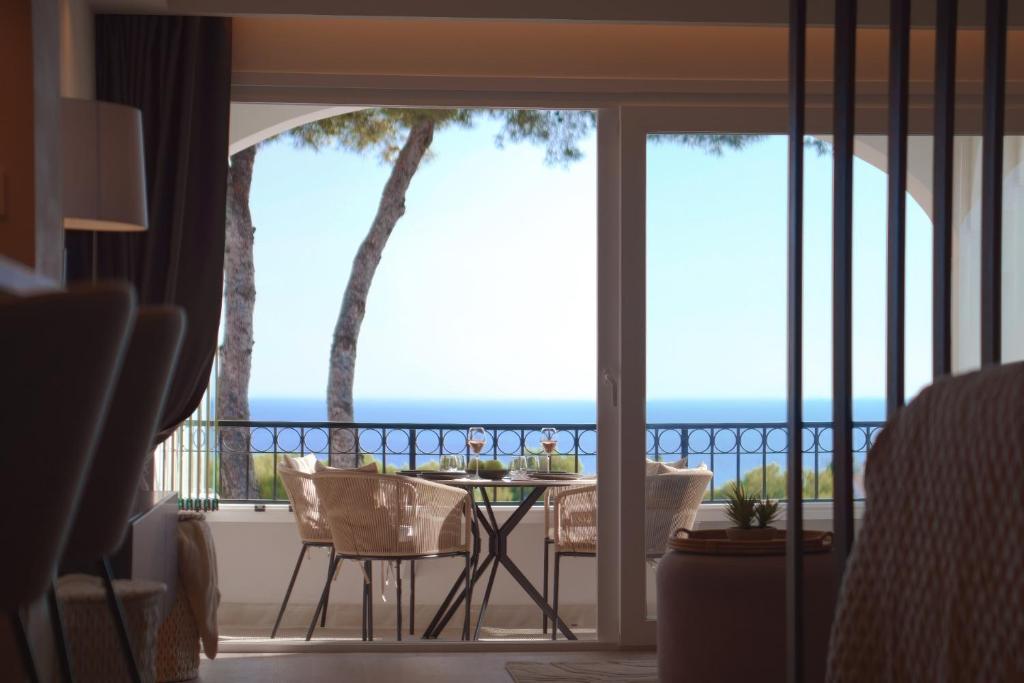a room with a balcony with a table and chairs at Sunset Studio Mijas Costa in Sitio de Calahonda