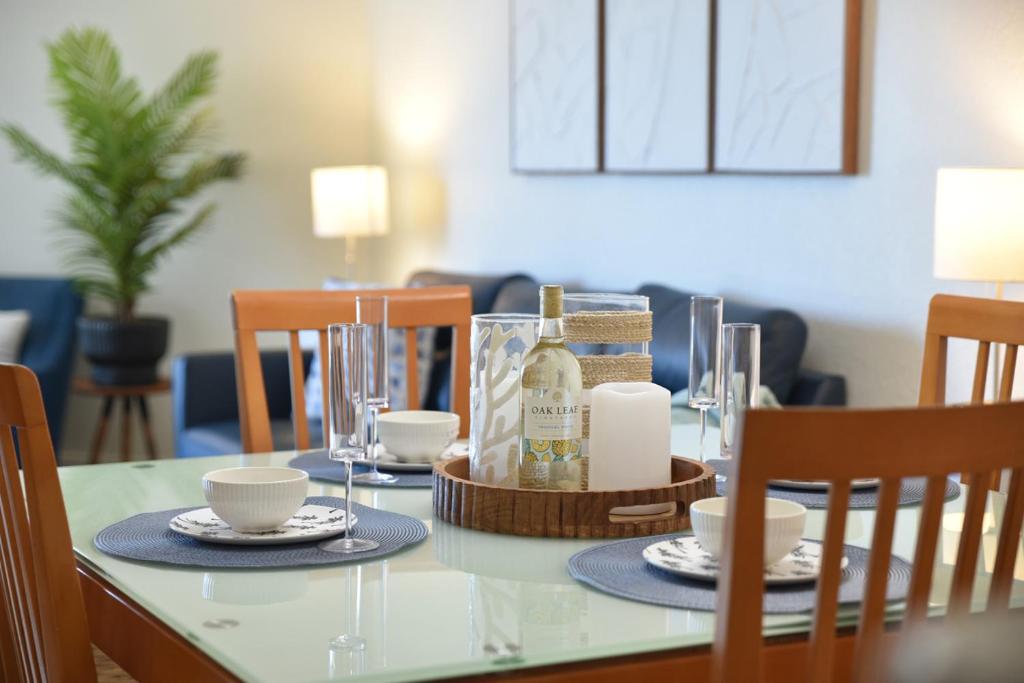 una mesa de comedor con una botella de vino. en Treasure Island-Free Parking, en St Pete Beach