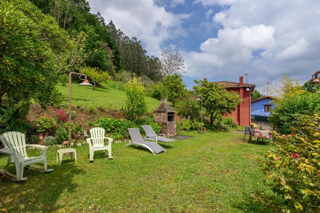 a group of chairs sitting in a yard at Lolo in Camoca