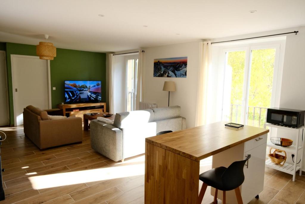 un salon avec un canapé et une table dans l'établissement Loue Appartement Neuf, à Err