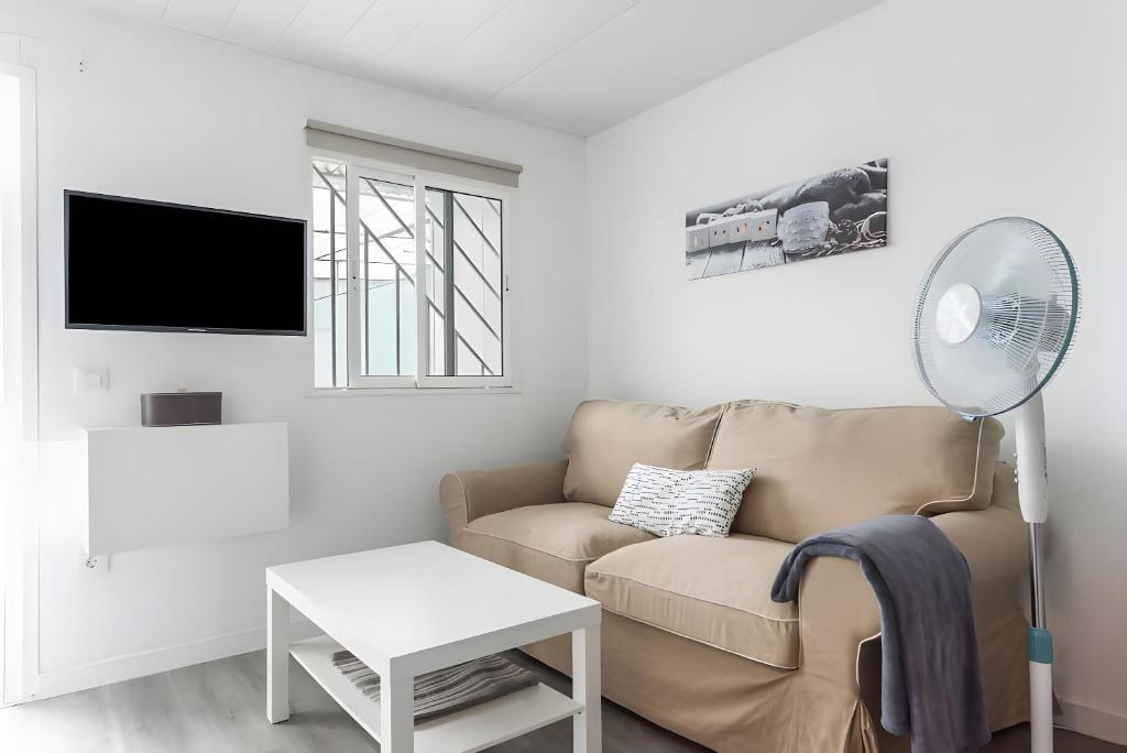 ArtedaraにあるTiny House In The Countryのリビングルーム(ソファ、ファン付)